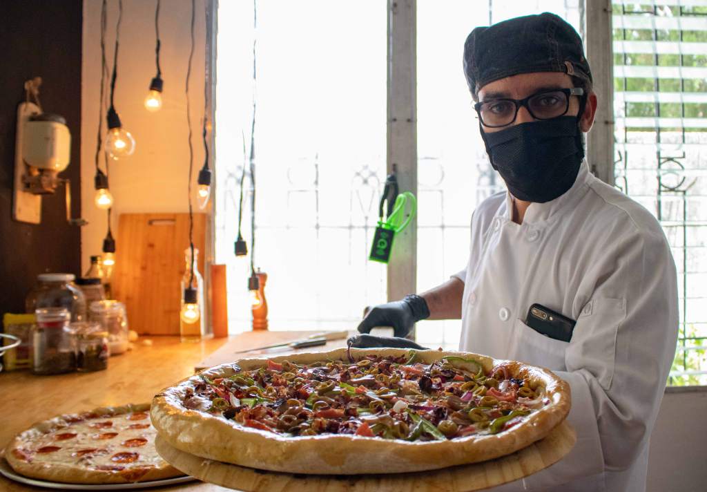 Andrés Elvir, productor hondureño emprende negocio de pizza