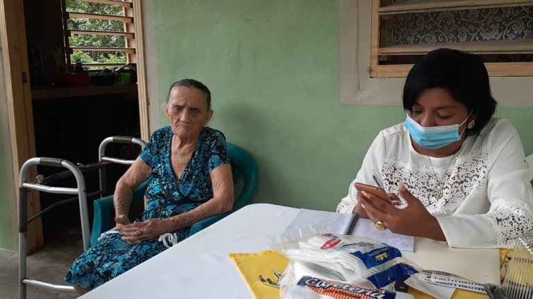 Hondureños reconstruyeron casa de señora de 82 años de edad