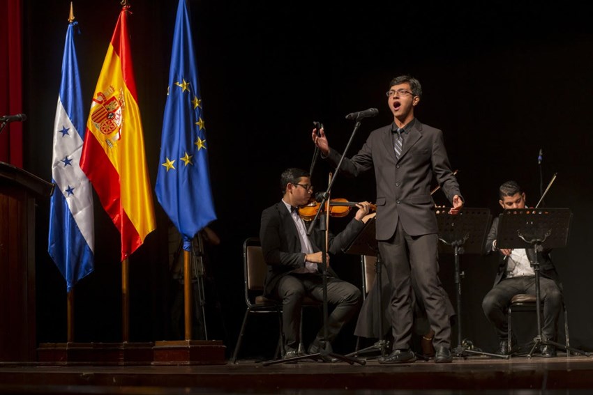 Dennis Manzanares, destaca en la Escuela Superior de Canto de Madrid