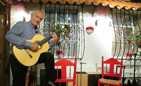 Juan Teijeiro, hondureño que destaca por sus guitarras en Londres