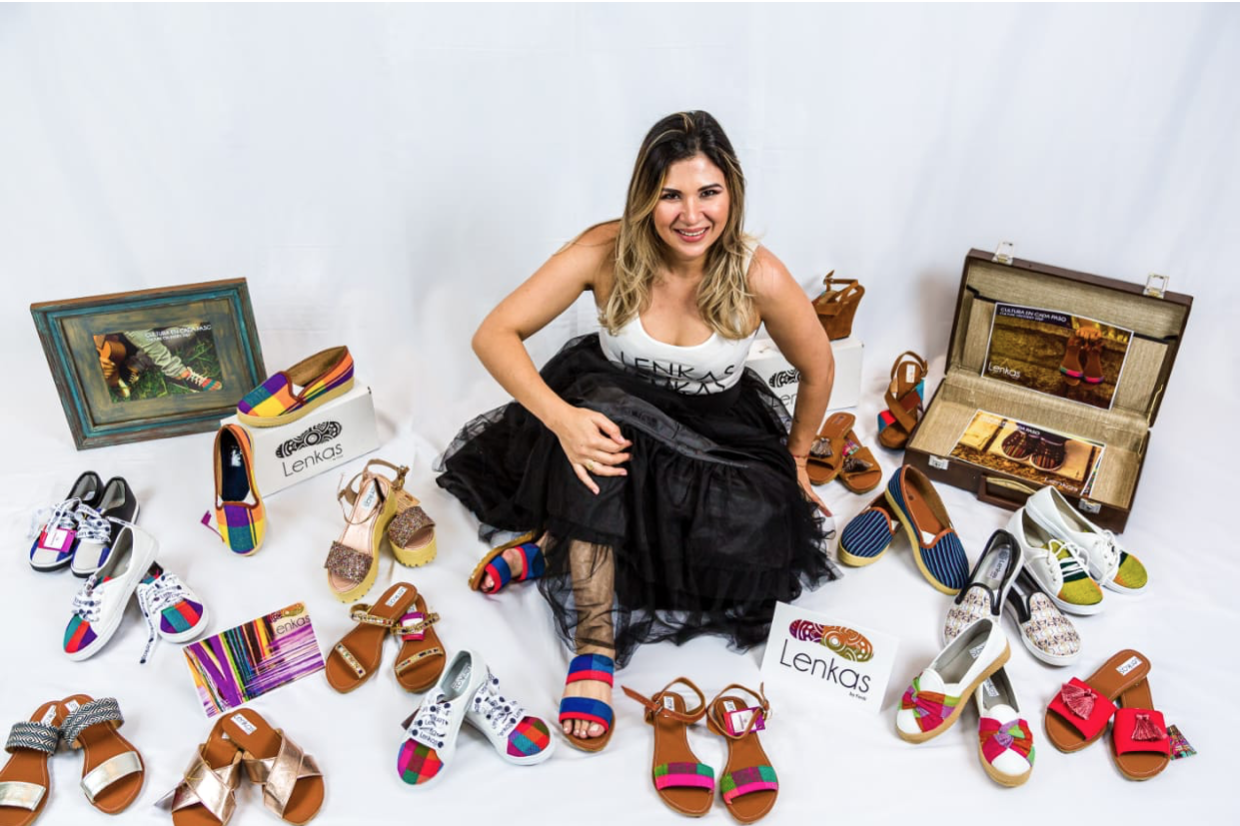 Hondureña Melissa Reyes, destaca con diseños lencas para zapatos