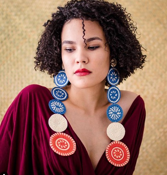 Cristina Hernández diseña accesorios artesanales que resaltan la cultura de Honduras 