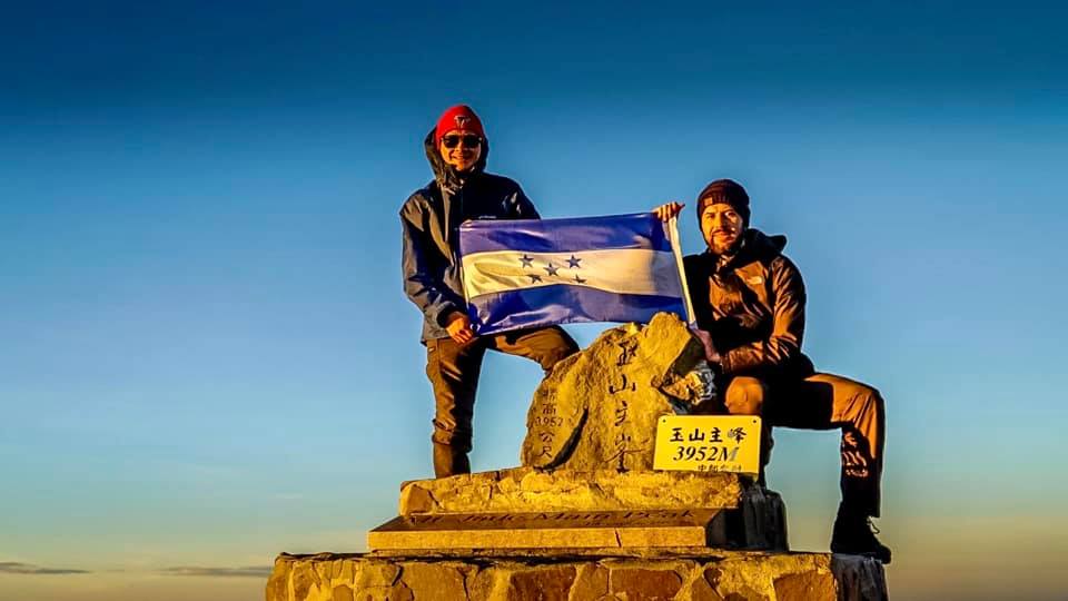 Piloto German Mejía, colocó la bandera de Honduras en Yu Shan, Taiwán