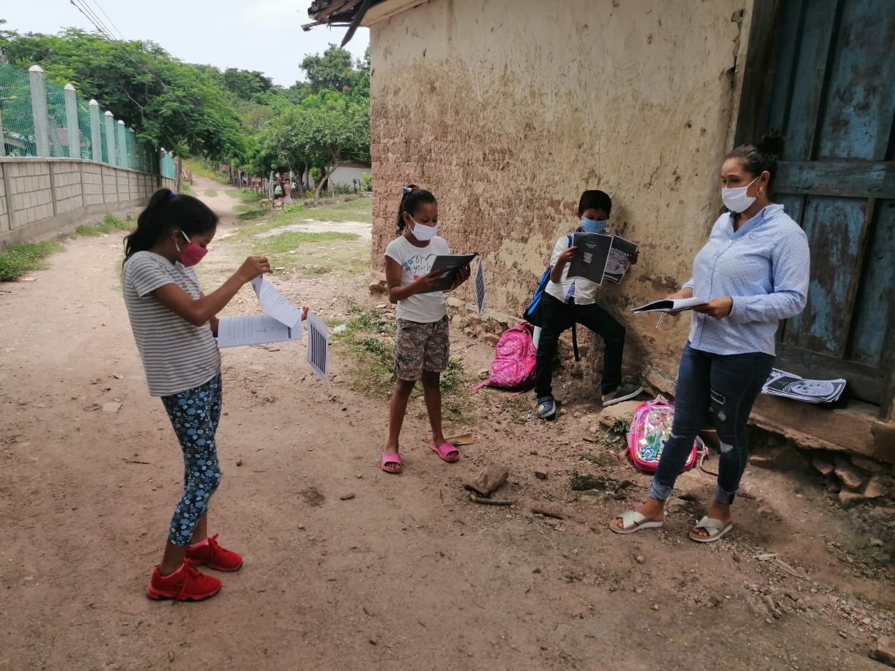 Maestros hondureños destacan por ayudar a alumnos en la pandemia