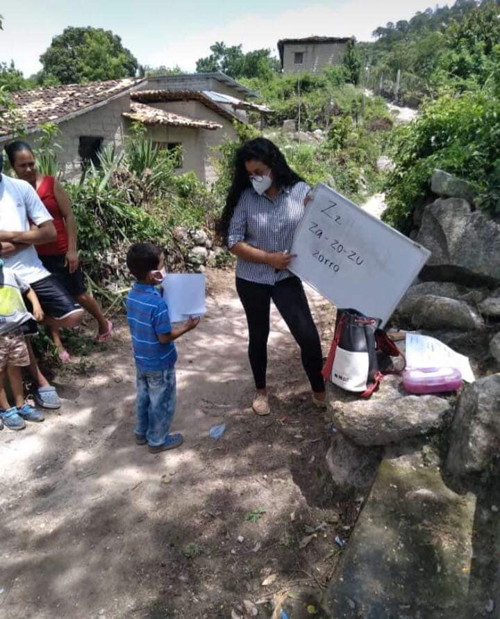 Maestros hondureños buscan a ayudar a alumnos en la pandemia