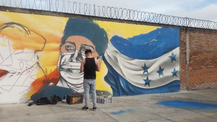 Artistas hondureños crean mural para rendir homenaje a los hérores de la pandemia