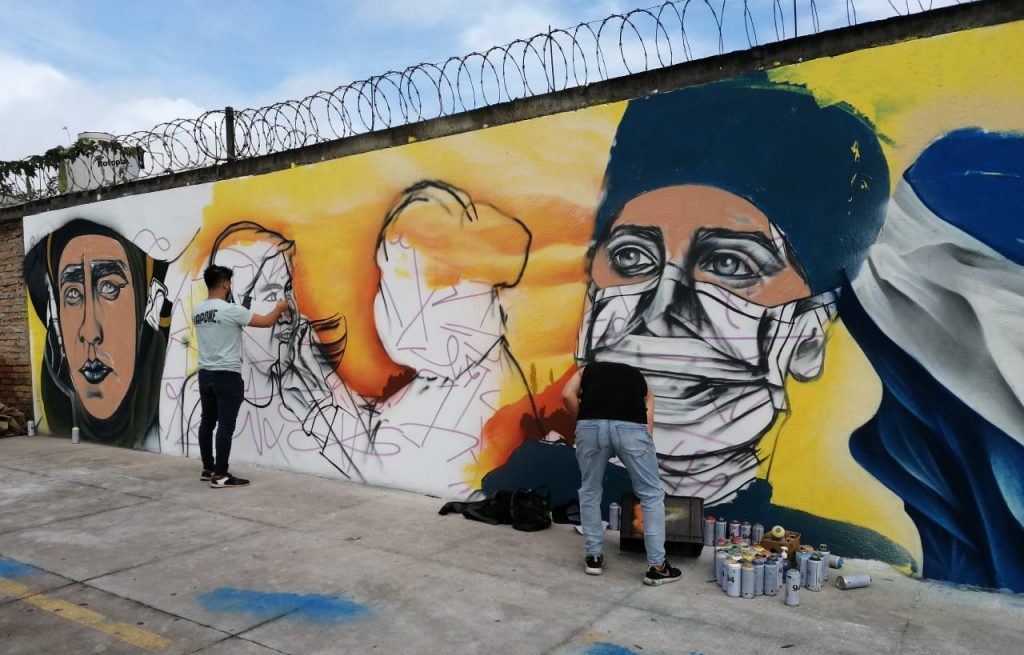 Artistas hondureños crean mural en honor los héroes de la panemia