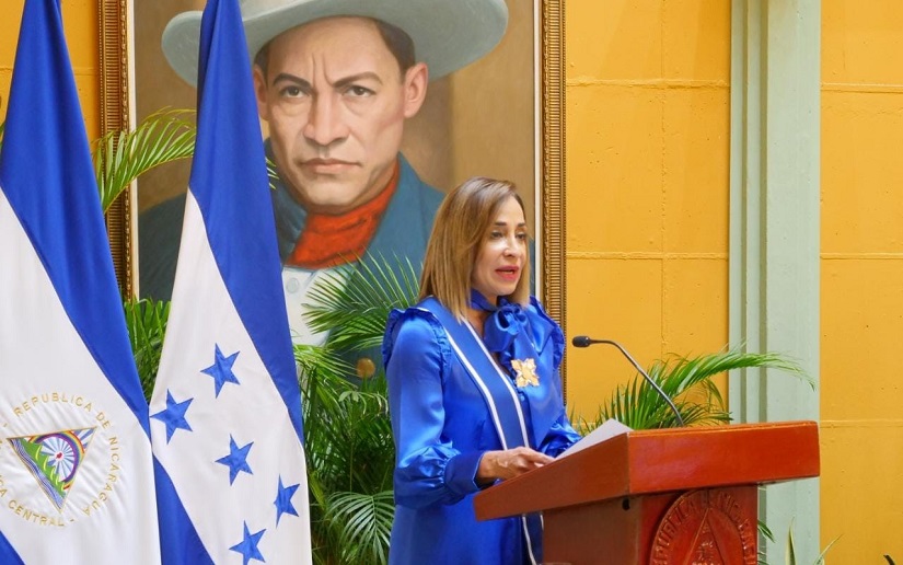 Nicaragua condecora a Diana Valladares, embajadora de Honduras
