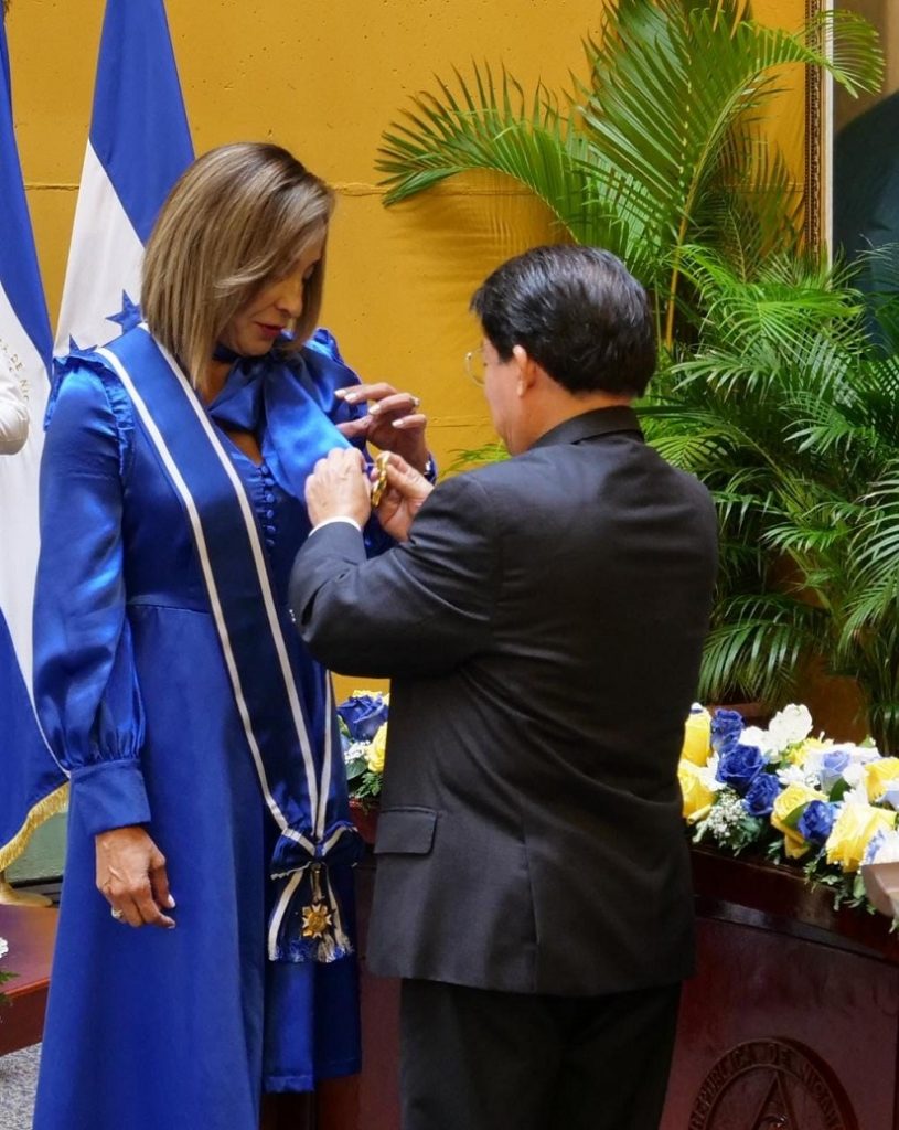 Nicaragua condecora a embajadora hondureña Diana Valladares