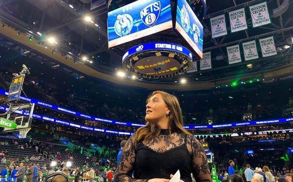 Selena Lee de oringen hondureño cantó el himno de EEUU en la NBA