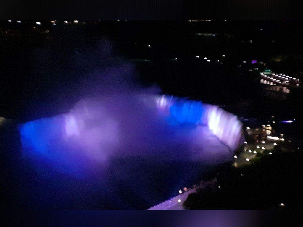 Cataratas del Niágara se iluminanron con bandera de Honduras