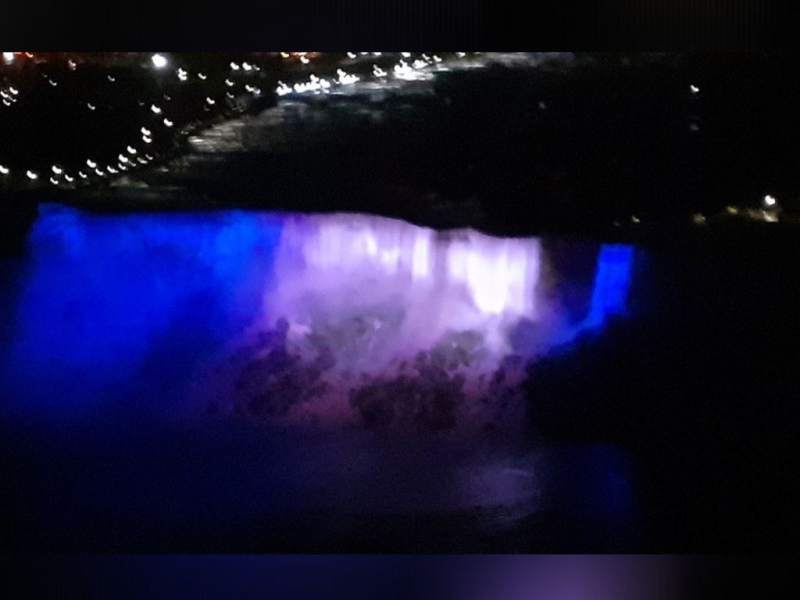 Cataratas del Niagara se iluminan con bandera de Honduras