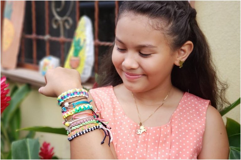 Zoe Ayala, niña hondureña lanza su propio emprendimiento de pulseras