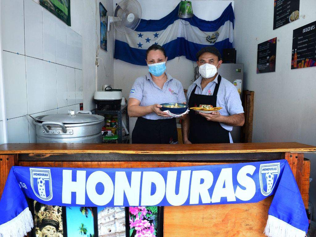 Hondureña destaca en El Salvador con su restaurante Catrcaho’s
