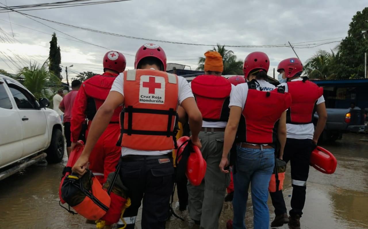 Cruz Roja Hondureña ayuda a damnificados por Eta e Iota