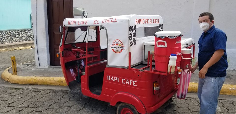 «El Chele», hondureño conquista las calles vendiendo café en un mototaxi
