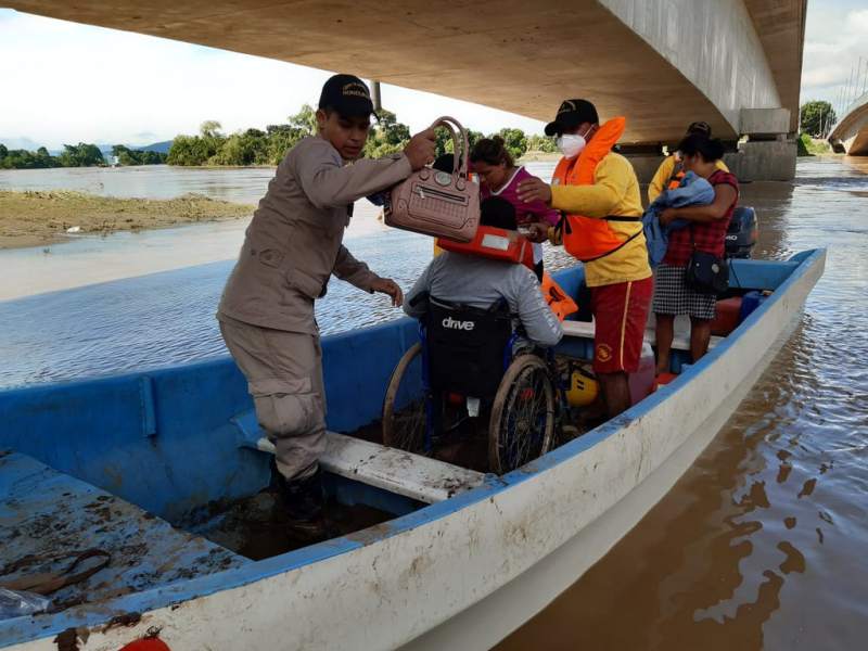 Honduras mantiene alerta roja y evacuaciones por Iota