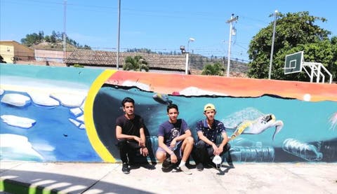 Artistas hondureños crean mural sobre cambio climático