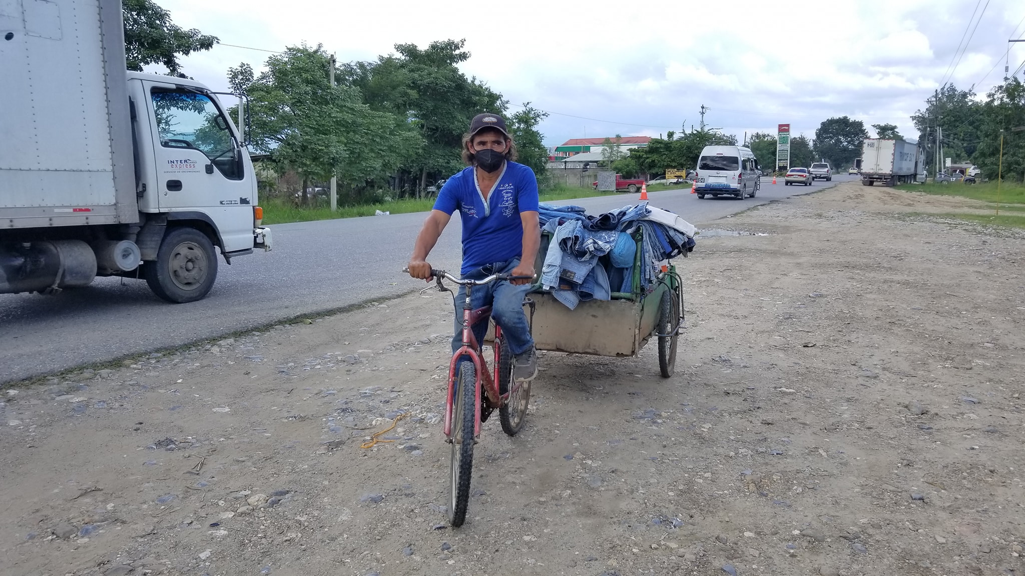 Hondureño conmueve por su venta en bicicleta de ropa usada