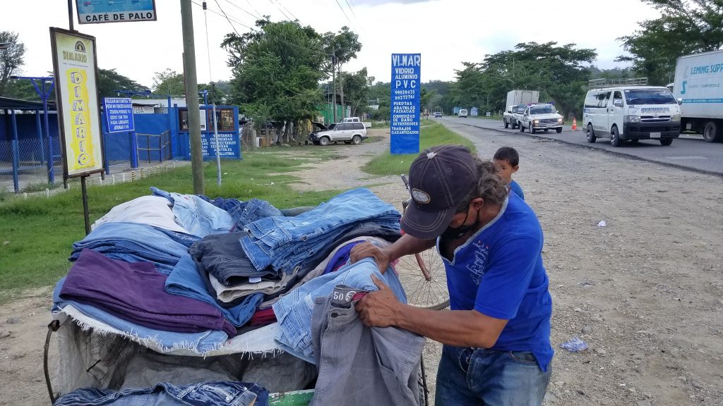 Hondureño conmueve por su venta de ropa usada en bicicleta 