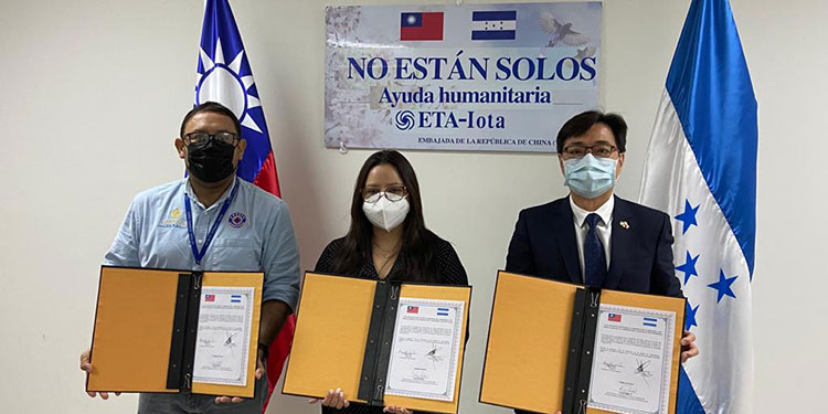 Taiwán entregó fondo de ayuda humanitaria a Honduras