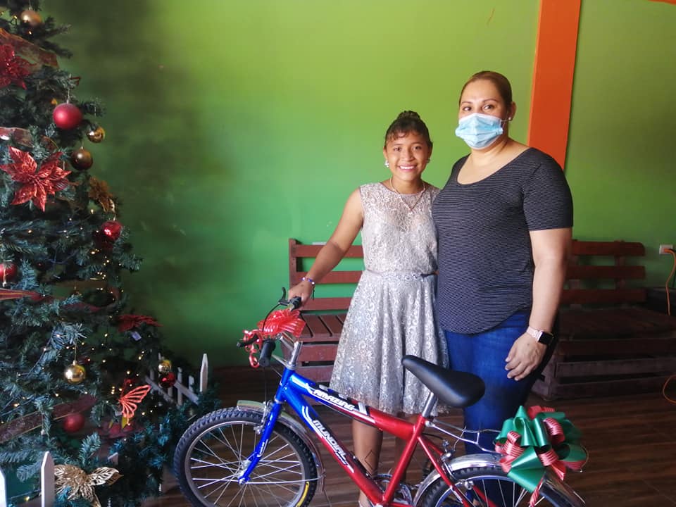 Hondureña recibe una bicicleta y ayuda a la venta de su madre