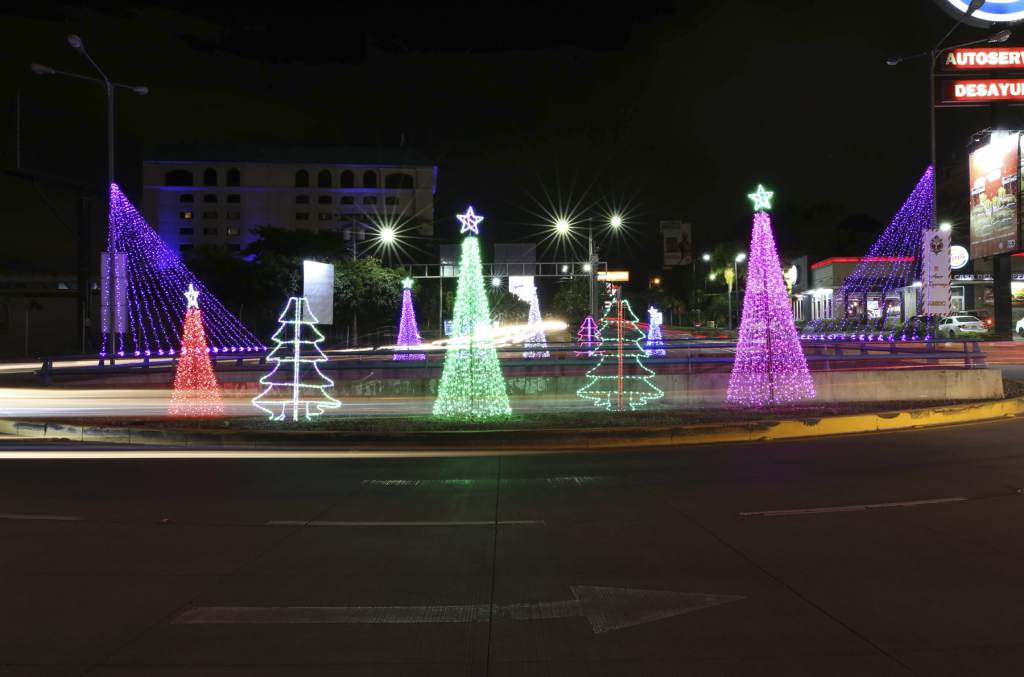 Las calles de Tegucigalpa se llenan de luces de Navidad