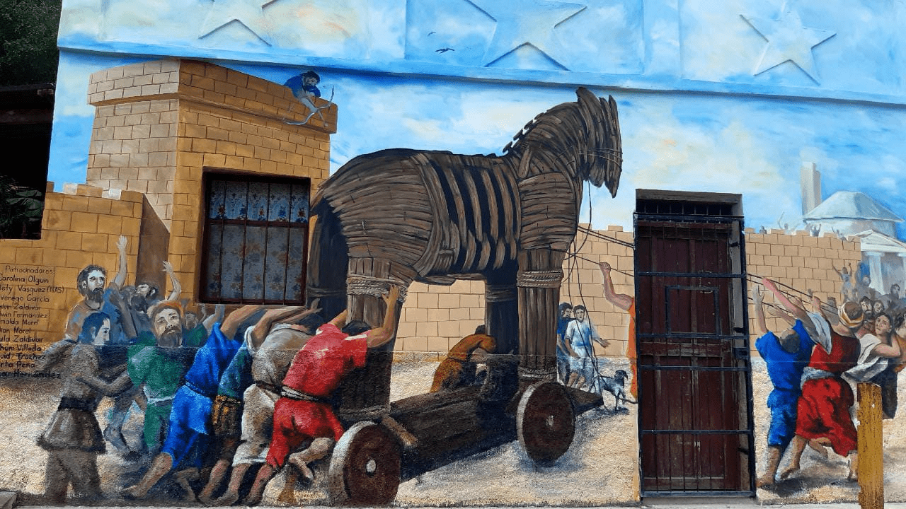 Artistas hondureños crean mural de El Caballo de Troya en Santa Bárbara