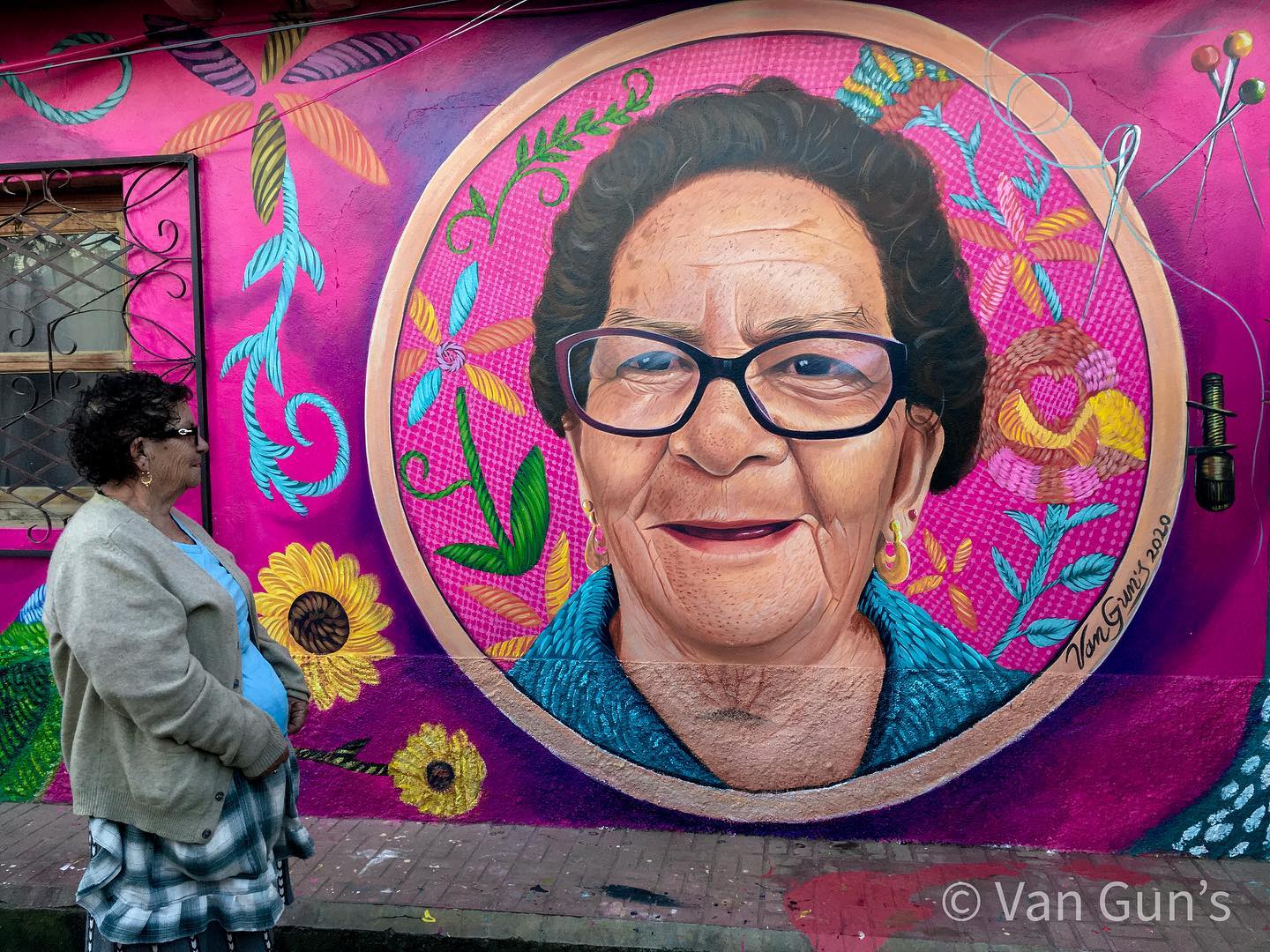 Van Gun’s realizó un mural de una abuelita como regalo