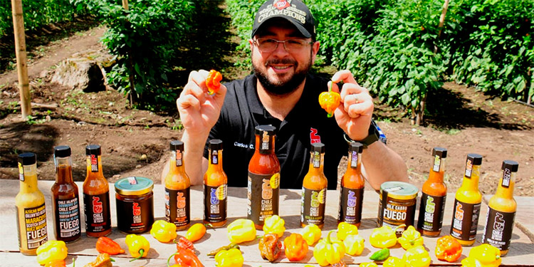 Hondureño Carlos Castillo emprende con salsas picantes