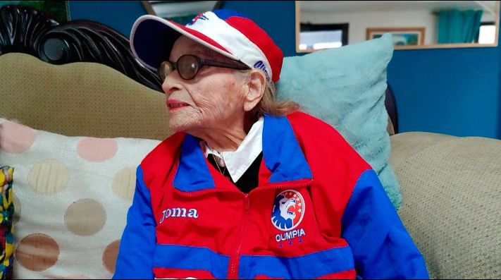 Hondureña de 104 años vivió todos los títulos del Olimpia