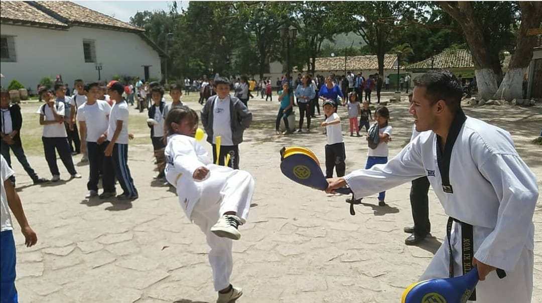 Ricardo Cortés ayuda a niños en riesgo social con el taekwondo