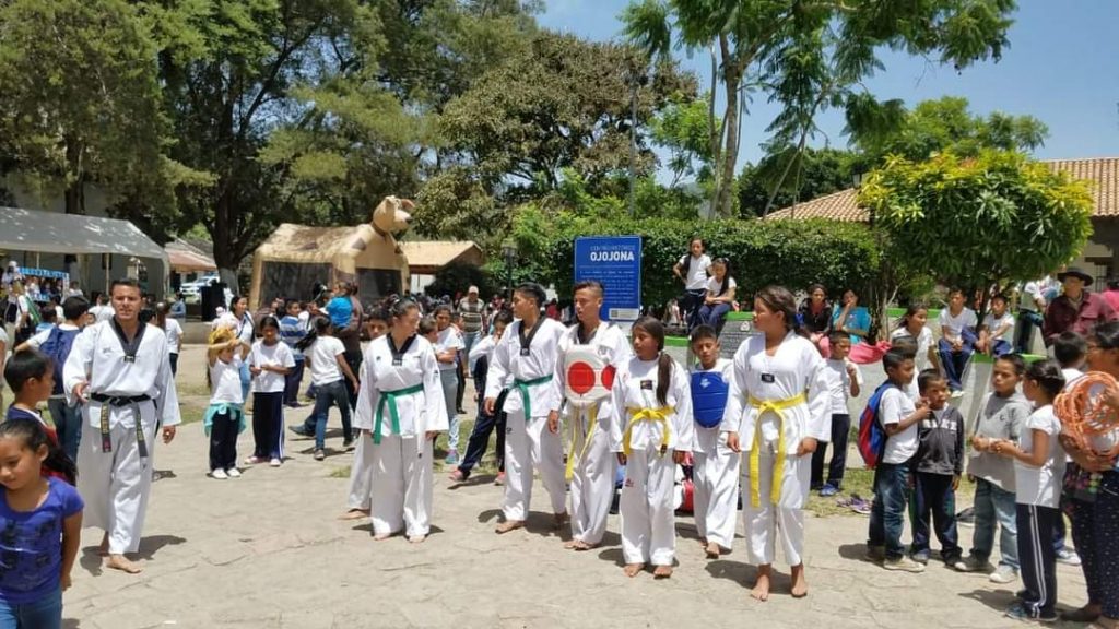 Ricardo Cortés ayuda a niños en riesgo social con el taekwondo 