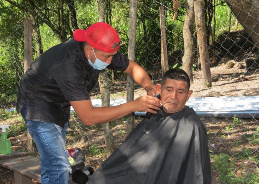 Barberos llegan a cortar el cabello a personas en albergues en Honduras