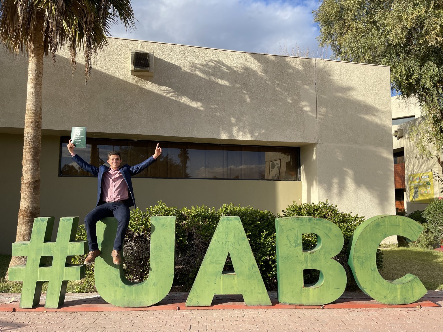 Hondureño recibe mención honorífica en Universidad de Baja California