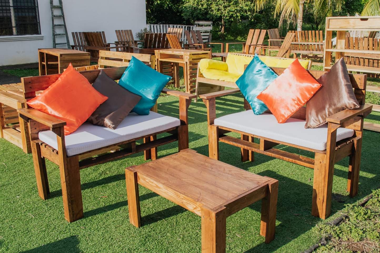 Fundación Amor y Vida entregan muebles a damnificados por Eta e Iota