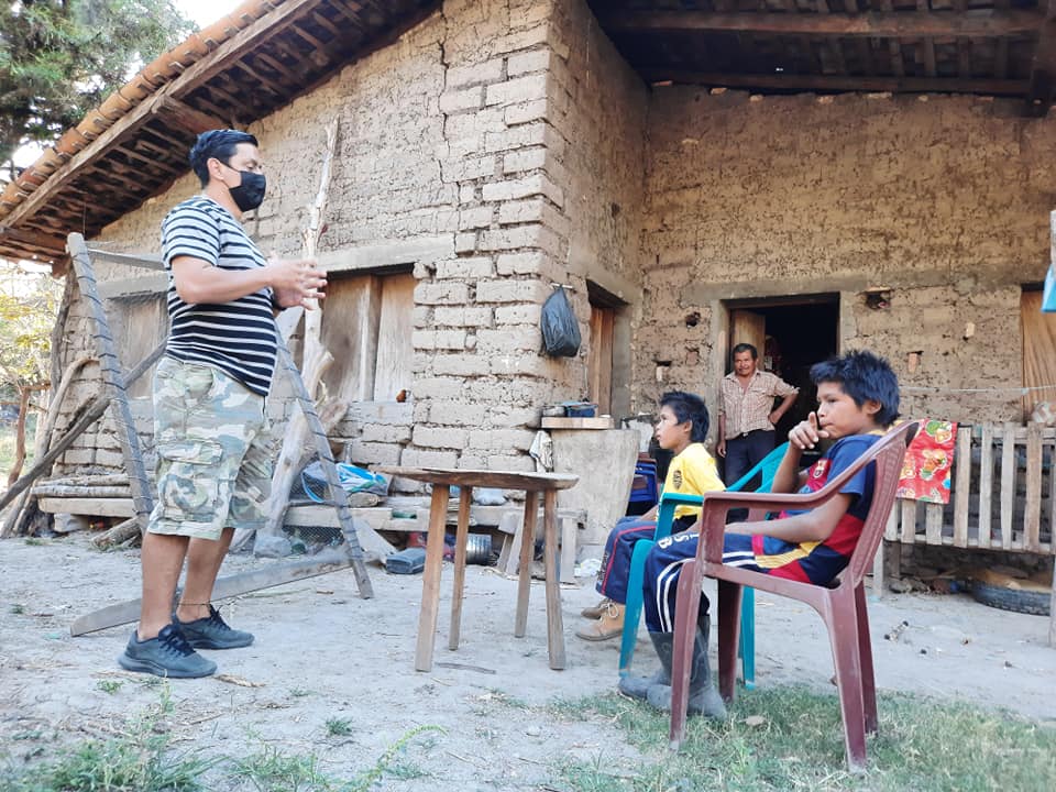 Docente hondureño camina una hora para dar clases a niños sin recursos