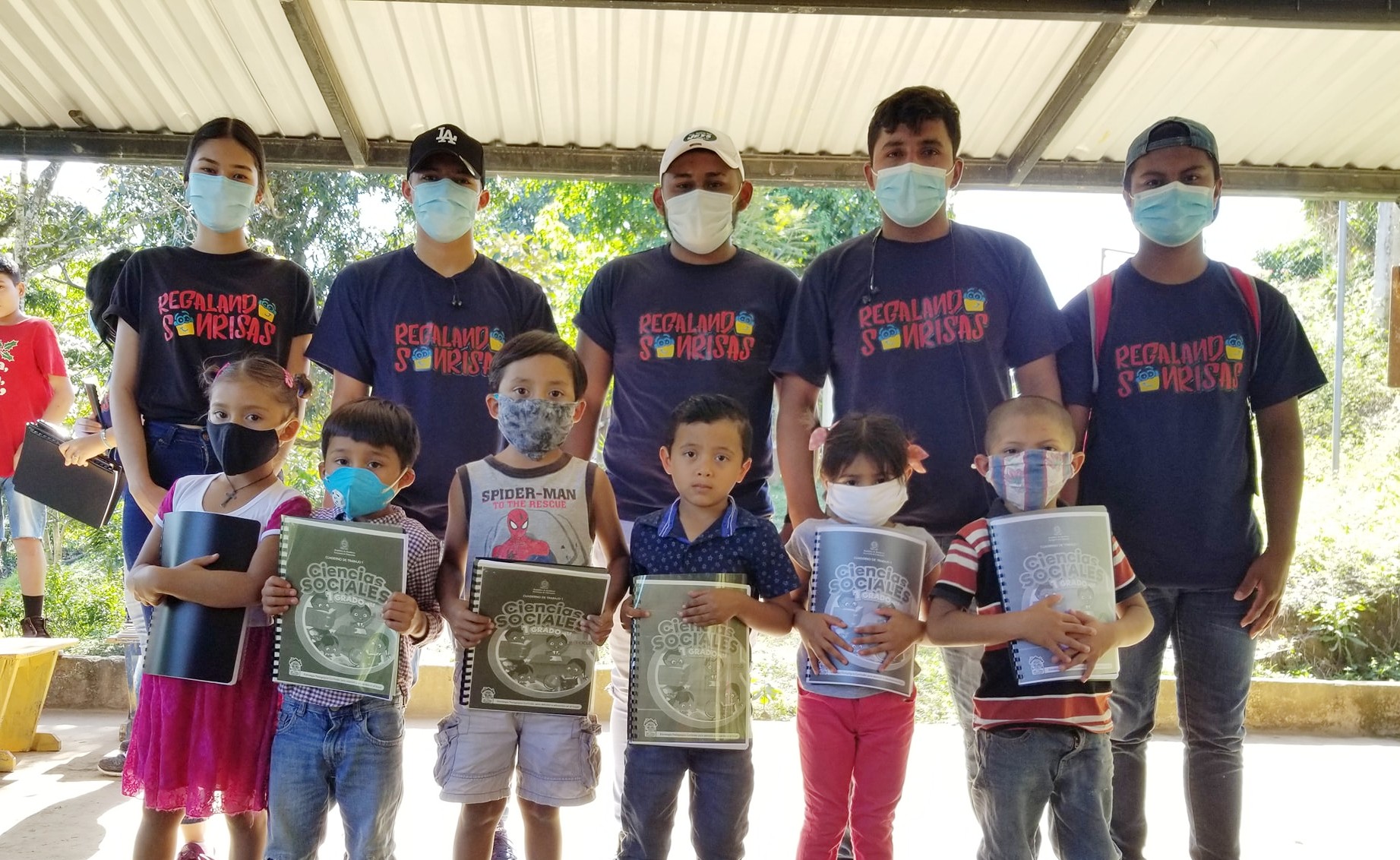 Regalando Sonrisas donaron cuadernillos a niños de Honduras