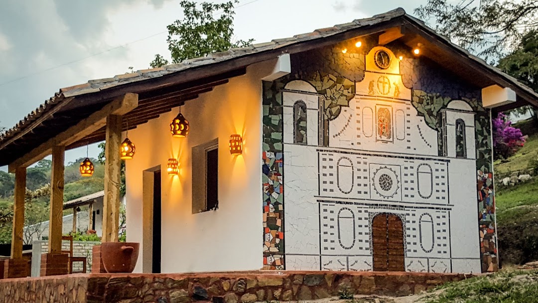 Un lugar rodeado de vegetación, Hotel Real Camino Lenca