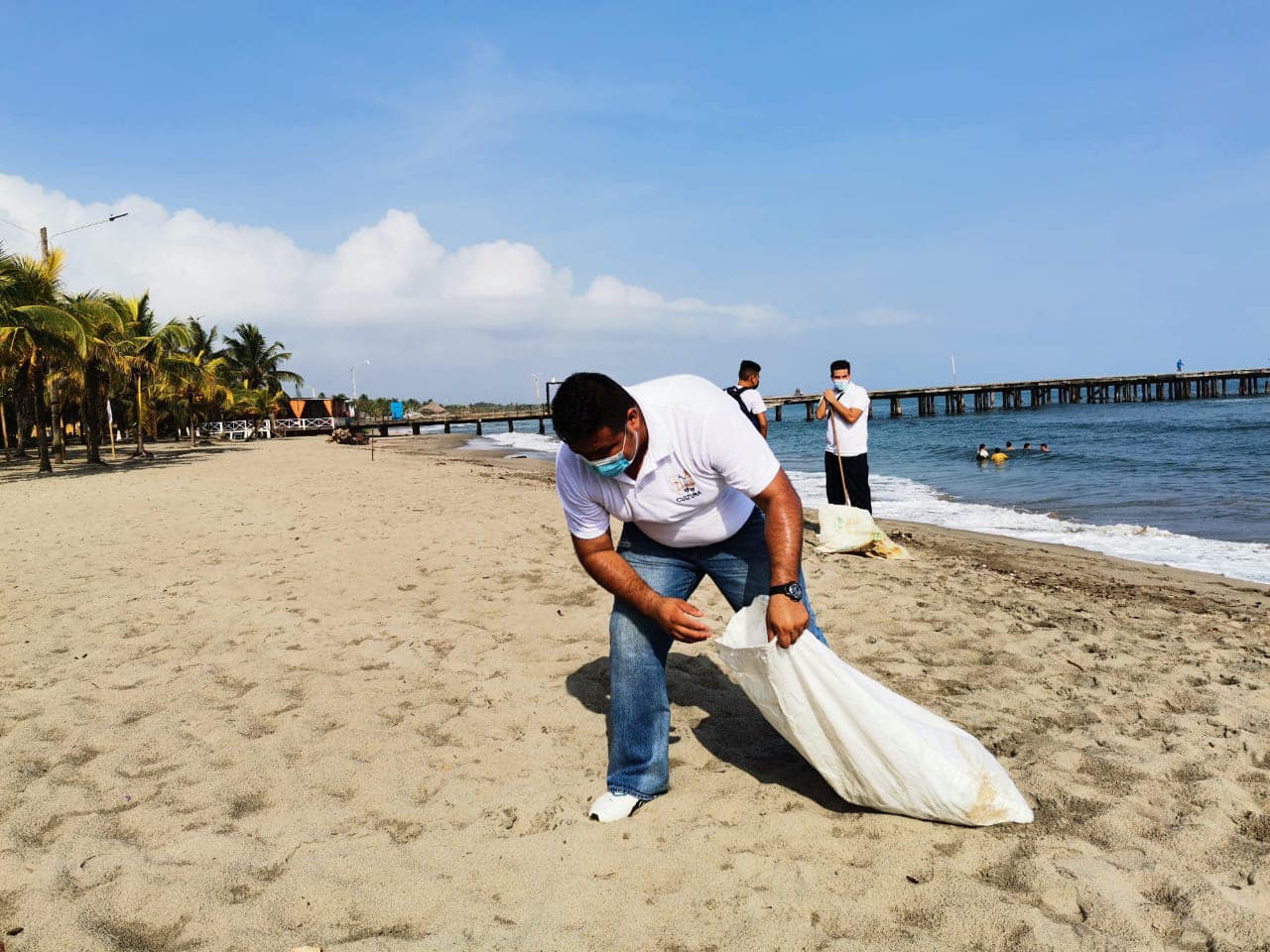 Iglesia Luz del Mundo realiza limpieza de playas de Tela