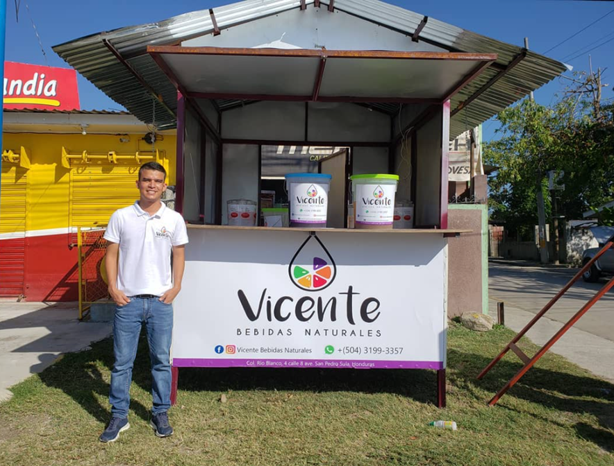 Hondureño emprende con venta de jugos naturales en San Pedro Sula