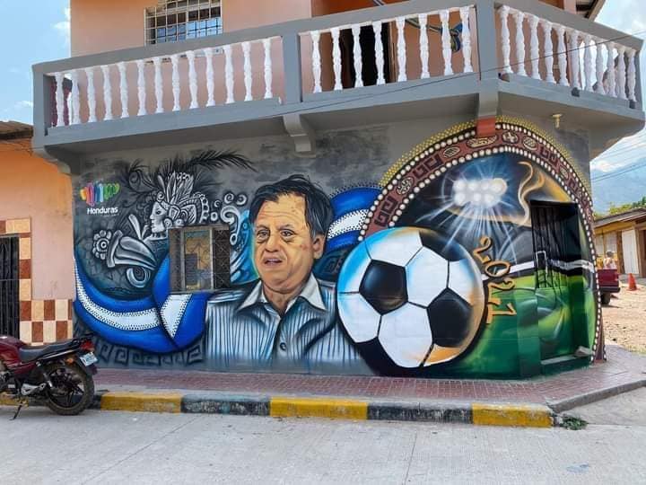 Crean mural en honor a Chelato Uclés en Ajuterique, Comayagua