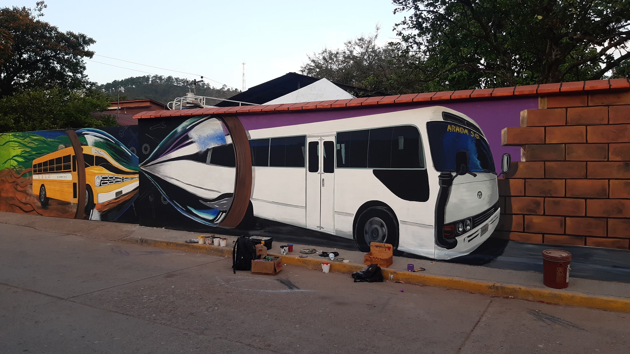 Artista hondureño realizó un mural del transporte en Honduras