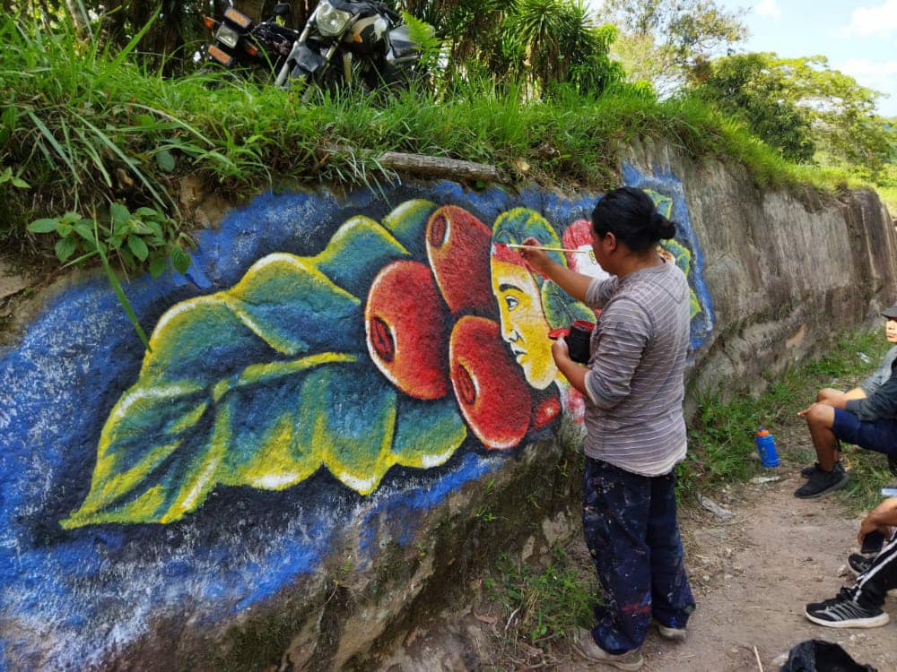 Hondureño crea un mural a orillas de la carretera de Marcala, La Paz