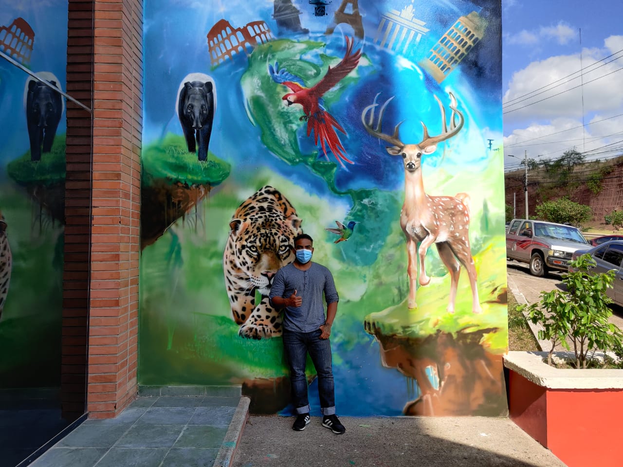 Artista hondureño realiza mural en honor a becados de Honduras