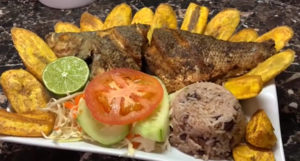 Pescado con tajadas