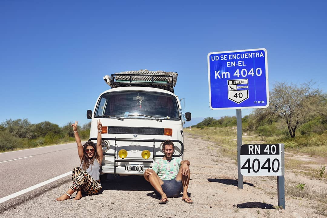 Pareja de extranjeros recorre Honduras en su kombi