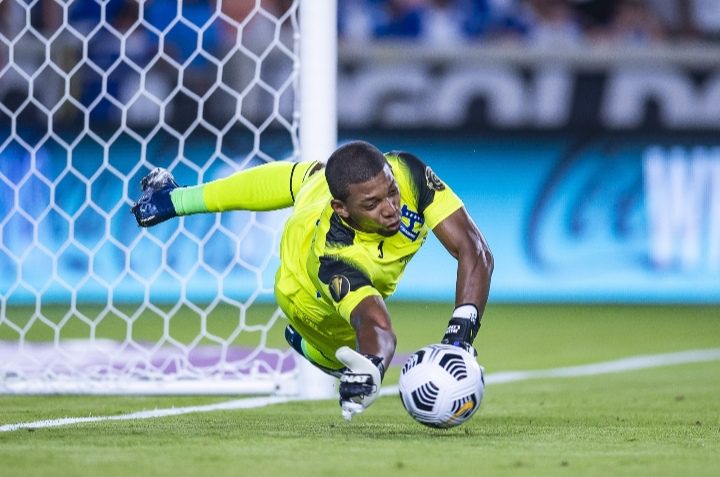 La doble gran atajada de Buba López frente a la Selección de Catar