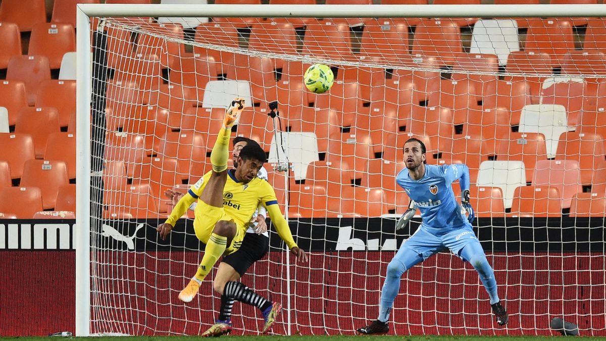 Gol de Anthony Lozano es elegido como el mejor del Cádiz en La Liga