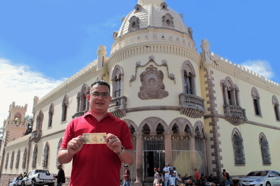 Hondureño se fotografía en los sitios de los billetes